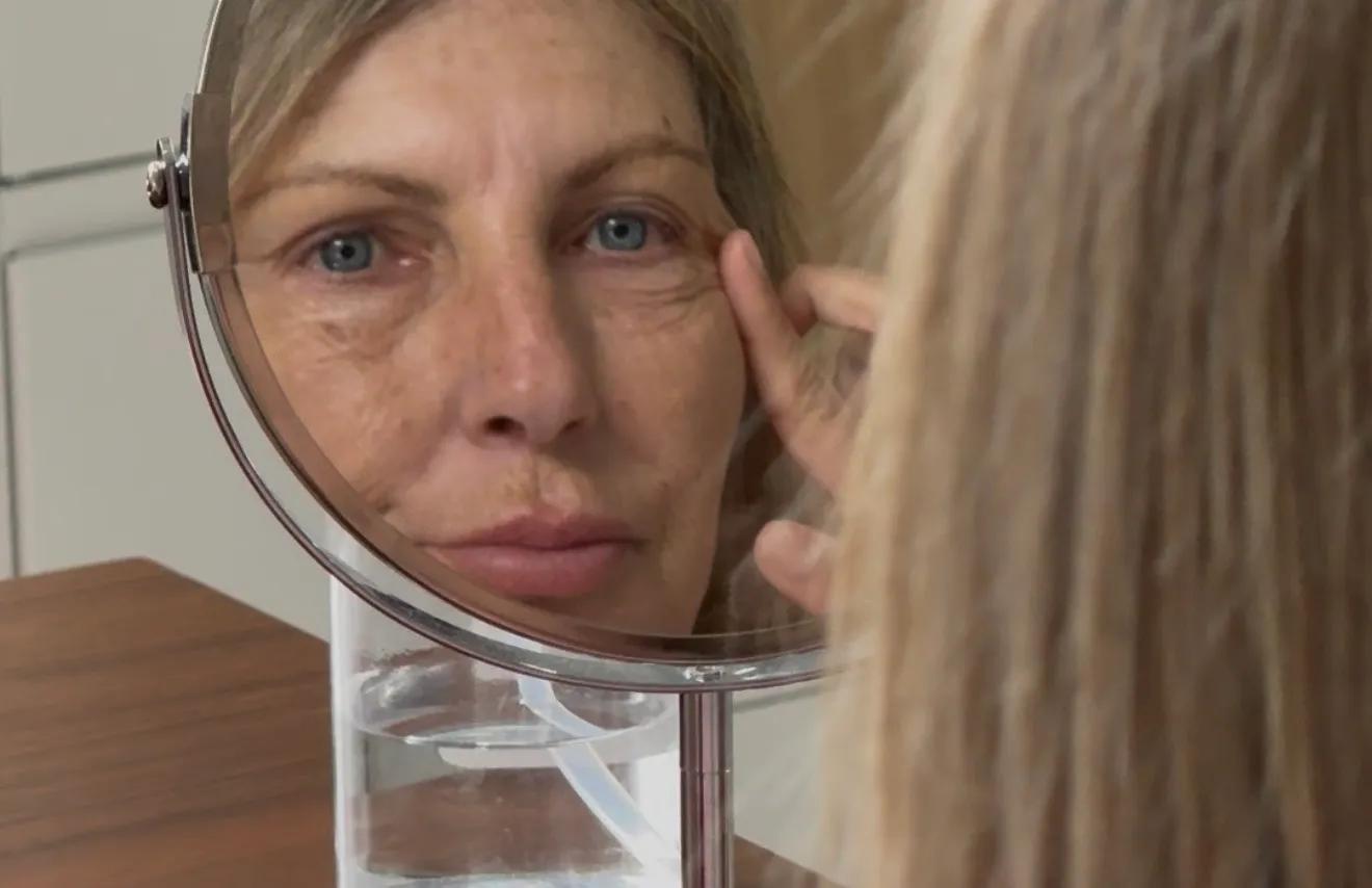 Patient evaluating realistic goals in mirror during consultation